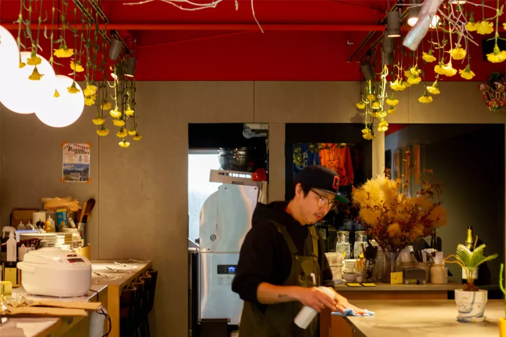 お花を天井から吊るした店舗装飾